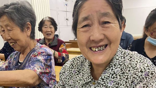 Chinesische Frauen freuen sich über eine Bibel