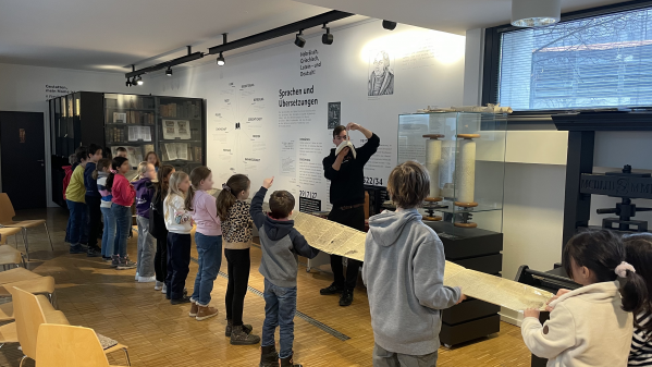 eine Schulklasse im Bibelzentrum