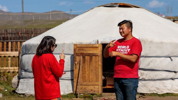 Javzaa unterhält sich in mongolischer Gebärdensprache mit Jamtsaa,
einem gehörlosen Christen, vor einem Ger in der mongolischen Provinz
Bulgan über das Video zum Buch Jakobus.
