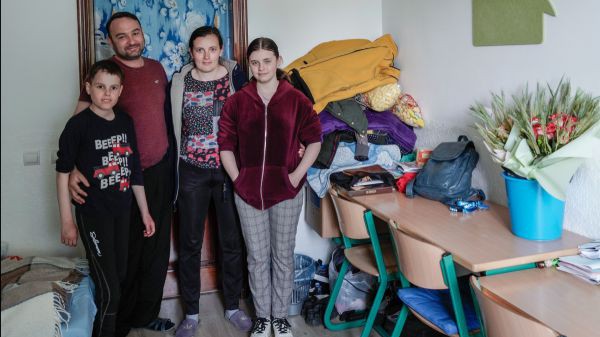 Andry, 37, Yana 33, Karina, 12 und Maksym 10 sind aus Mariupol geflohen