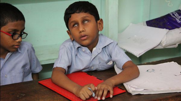 Blinde und stark sehbeeintr&auml;chtigte Kinder lernen die Braille-Schrift in der Aluva Blindenschule in Kerala mit einer Stanzform. Auf das eingelegte Spezialpapier werden die Punkte f&uuml;r jeden Buchstaben gestochen.
