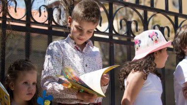 Kinder mit Bibel-Materialien in Damaskus