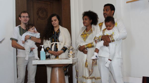 Ein besonderer Moment: Bei der Taufe des kleinen Alen erklingen die Verse auf Amharisch, der Muttersprache der Familie, die aus Äthiopien stammt.