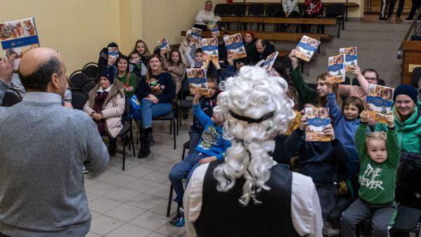 In Charkiw freuen sich die Kinder über die Kinderbibeln.