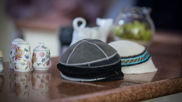 Kippot auf einem Tisch