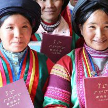 Chinesische Christinnen aus dem Volk der Yi mit ihrer neuen Bibel