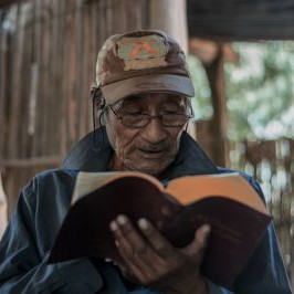 Mann liest seine Bibel in Wichí