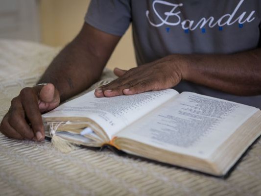 Gefangener mit Bibel