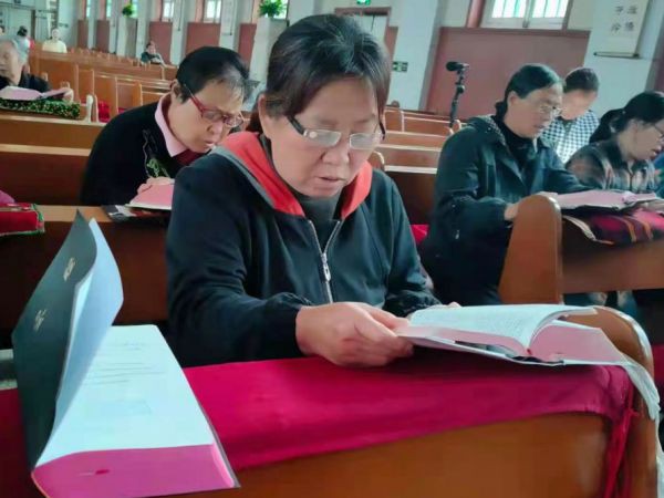 Menschen lesen in der Bibel in chinesisch
