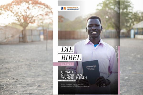 Das Cover der aktuellen Ausgabe von "die Bibel aktuell" zeigt einen jungen Mann aus dem Südsudan, der eine Bibel in der Hand hält. Auf dem Cover steht "Gewalt überwinden - Wunden Heilen. Die Bibel i Südsudan."