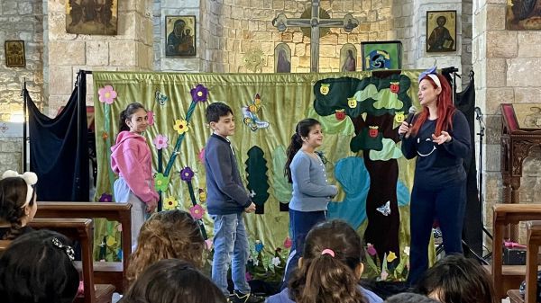 Ein Puppentheater bringt mehr als 70 Kindern die biblischen Erz&auml;hlungen &uuml;ber den Propheten Elia nahe.