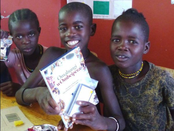 drei junge Menschen freuen sich über Ihre Kinderbibel