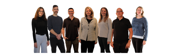 Das Team der Österreichischen Bibelgesellschaft steht nebeneinander aufgereiht und lächelt Ihnen fröhlich entgegen