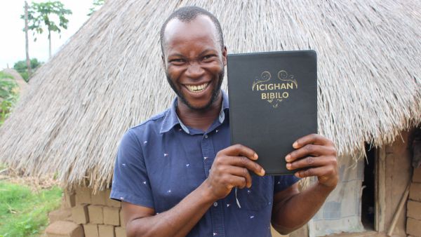 Christ in Nigeria mit seiner neuen Bibel